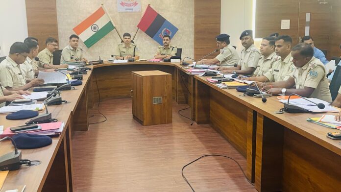 क्राइम मीटिंग में अधिकारी क्राइम मीटिंग में अधिकारी