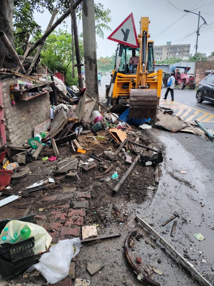 अतिक्रमण अभियान में जुटे कर्मियों की तस्वीर