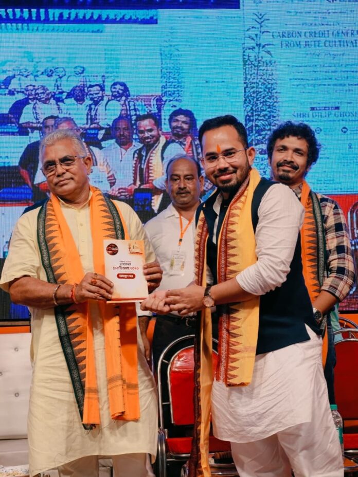 दिलीप घोष कार्यक्रम में विशेष उपस्थिति की तस्वीर