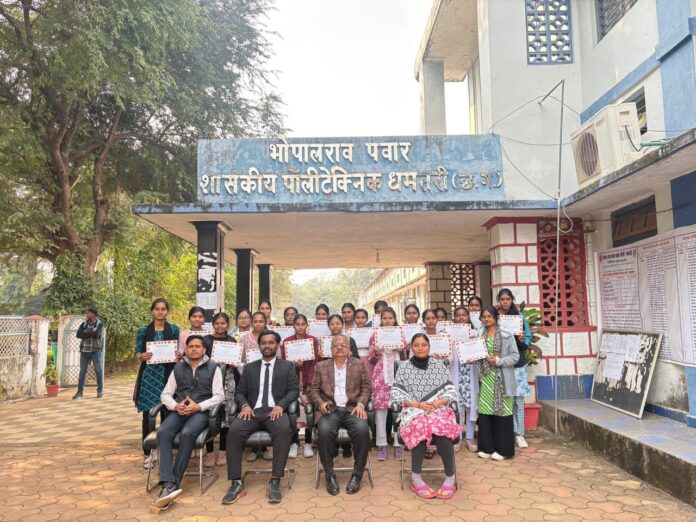 कॉलेज स्टाफ समूह में बैठे हुए तस्वीर