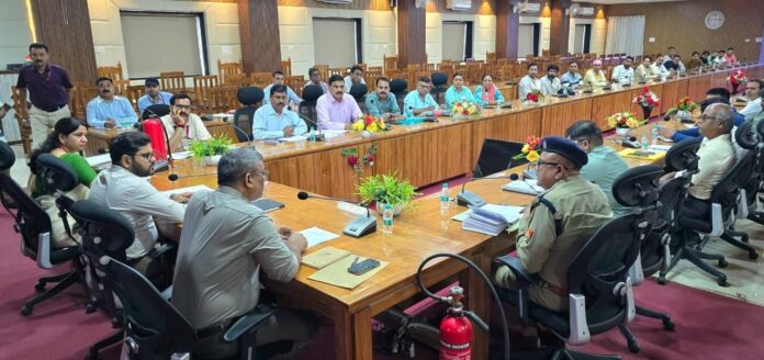 जिलाधिकारी बैठक में निर्देशित करते हैं जिलाधिकारी बैठक में निर्देशित करते हैं