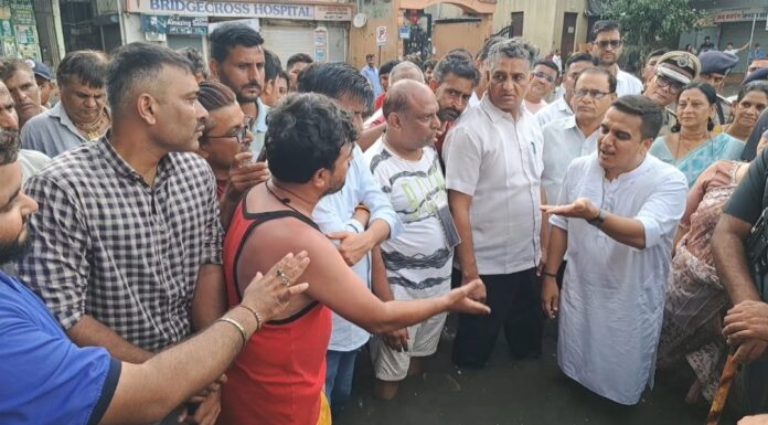 बाढ़ प्रभावित क्षेत्रों का दौरा करते हर्ष संघवी बाढ़ प्रभावित क्षेत्रों का दौरा करते हर्ष संघवी