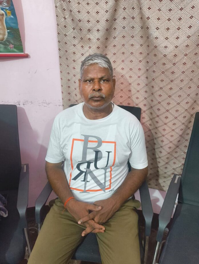 गिरफ्तार उप निरीक्षक रामाश्रय प्रजापति की फोटो गिरफ्तार उप निरीक्षक रामाश्रय प्रजापति की फोटो