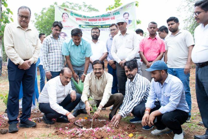 कुलपति पौधरोपण करते हुए कुलपति पौधरोपण करते हुए