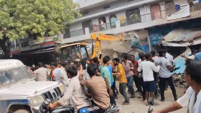 बुलडोजर से अतिक्रमण हटाने की तस्वीर बुलडोजर से अतिक्रमण हटाने की तस्वीर