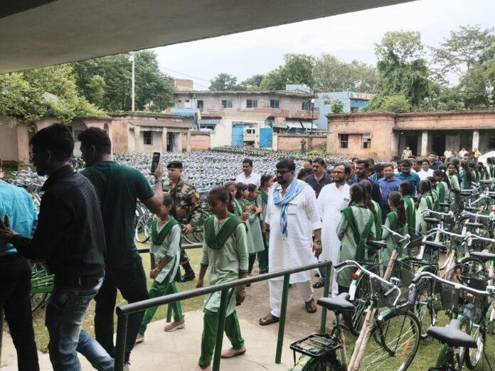मंत्री हफीजूल हसन साइकिल वितरण छात्राओं मंत्री हफीजूल हसन साइकिल वितरण छात्राओं