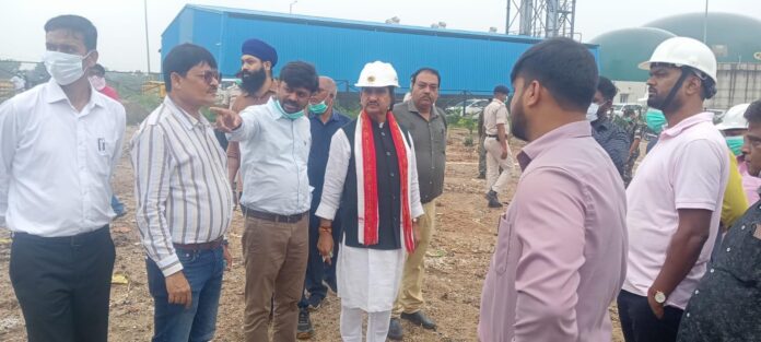 केंद्रीय मंत्री प्लांट निरीक्षण करते हुए केंद्रीय मंत्री प्लांट निरीक्षण करते हुए
