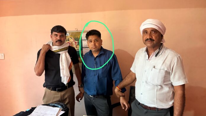 भ्रष्ट पटवारी पकड़ाया जा रहा है