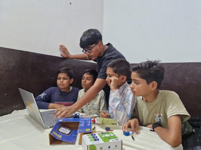 बच्चे रोबोटिक्स का प्रशिक्षण लेते हुए