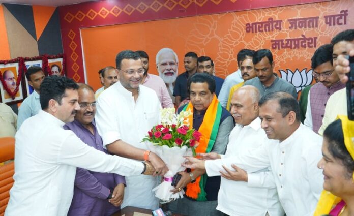 भाजपा सदस्यता ग्रहण करते हुए राकेश यादव भाजपा सदस्यता ग्रहण करते हुए राकेश यादव