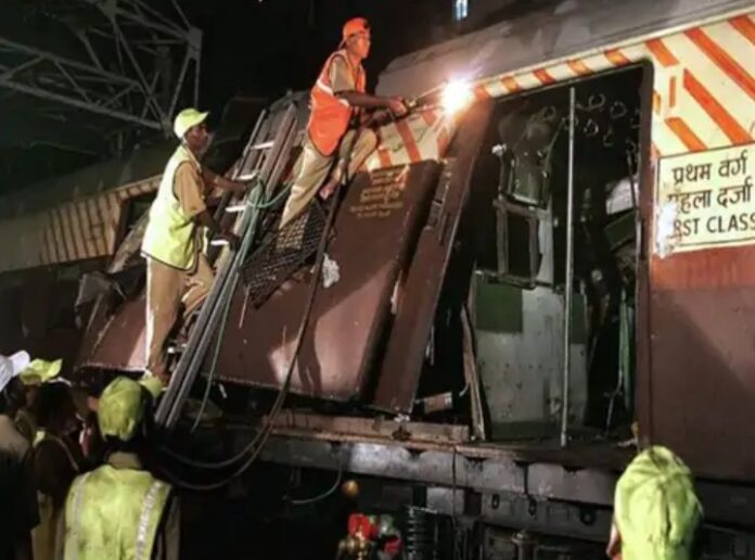 ट्रेन विस्फोट में शव निकालने के लिए गैस कटर ट्रेन विस्फोट में शव निकालने के लिए गैस कटर