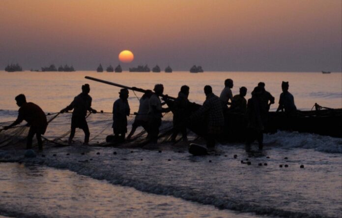 समुद्र में लापता मछुआरों की तलाश समुद्र में लापता मछुआरों की तलाश