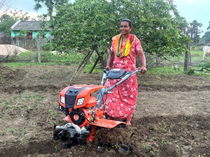 सुकमा जिले के किसान पाॅवर टिलर से खेती सुकमा जिले के किसान पाॅवर टिलर से खेती