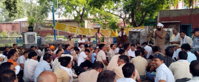 रोडवेज हड़ताल पर बैठे कर्मचारी