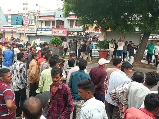 मध्य प्रदेश में मॉंके पर भीड़, कई जगहों पर हिंसक प्रदर्शन मध्य प्रदेश मॉंके पर भीड़