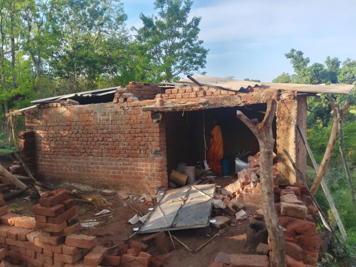 हाथियों के हमले में मकान ध्वस्त हाथियों के हमले में मकान ध्वस्त