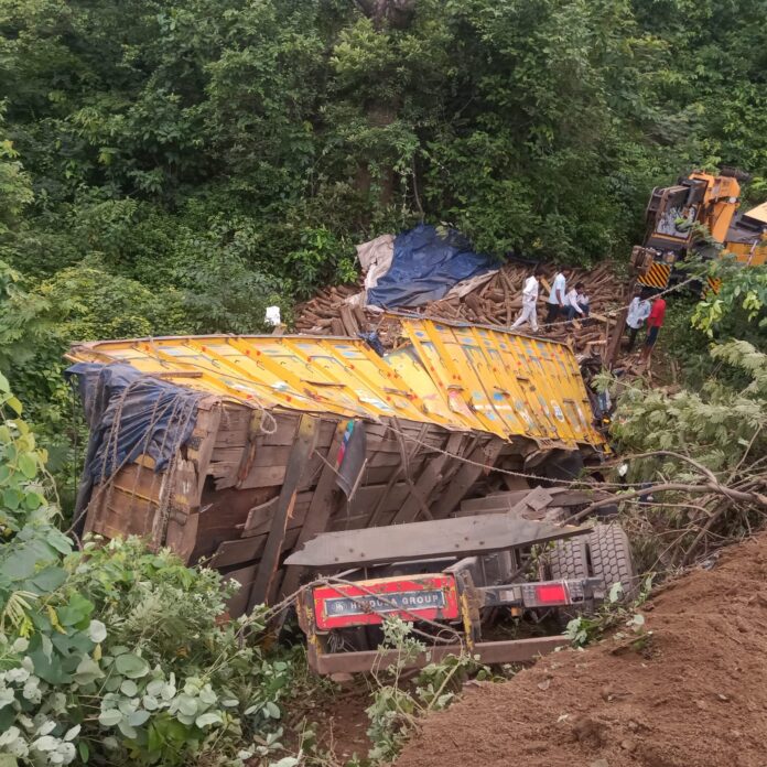 भारत में ट्रक दुर्घटना की तस्वीर