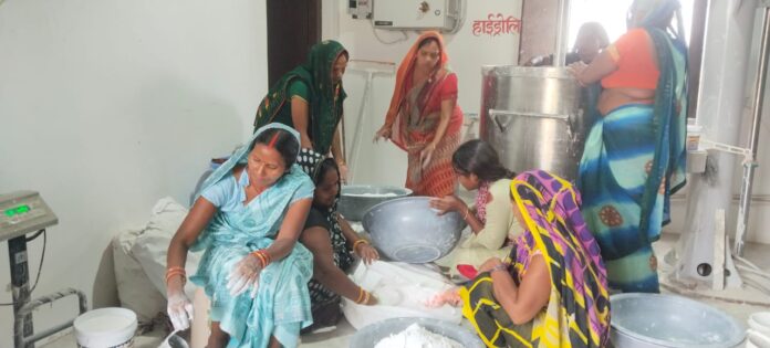 समूह की महिलाओं की खूबसूरत फोटो