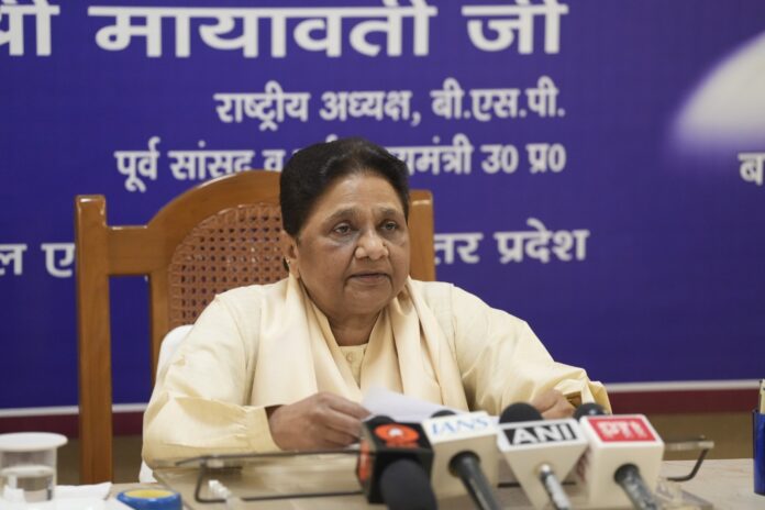 मायावती पत्रकारवार्ता में बोल रही हैं मायावती पत्रकारवार्ता में बोल रही हैं