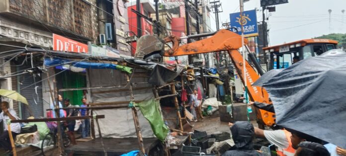 दुकानें बुलडोजर चलते हैं
