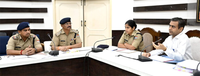 एडीएम शहर के विकास पर चर्चा करते हुए