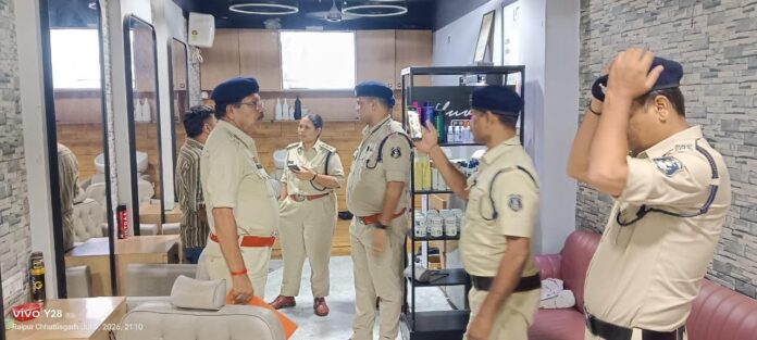 स्पा सेंटरों की जांच करती हुई पुलिस