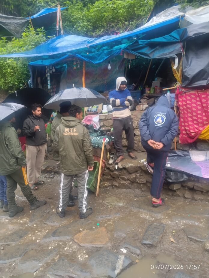 पुलिस निगरानी यात्रा मार्ग पर