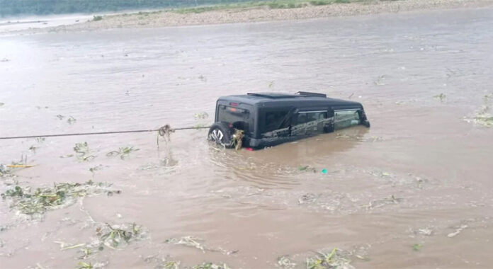 गंगा से कार को निकालने की दिलचस्प घटना