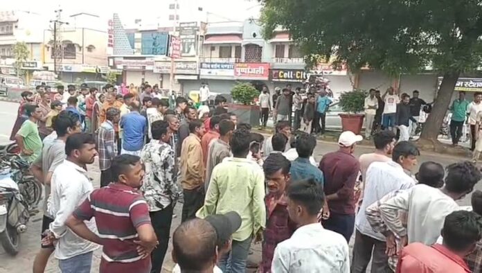 घटनास्थल पर मौजूद भीड़ का वीडियो घटनास्थल पर मौजूद भीड़ का वीडियो
