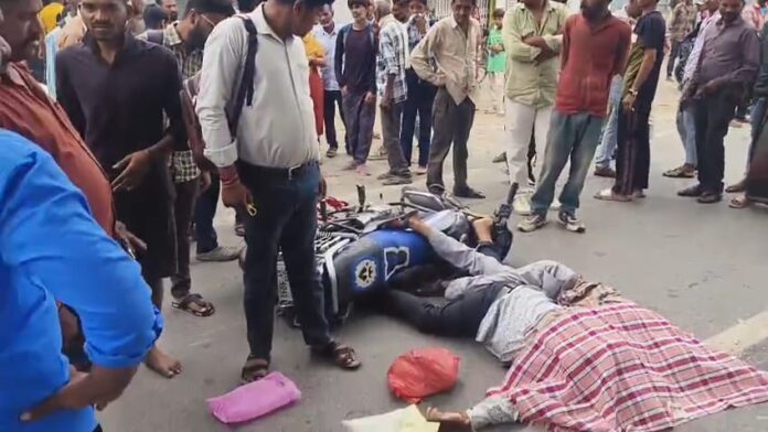 हादसे के बाद सड़क पर पड़ी बाइक