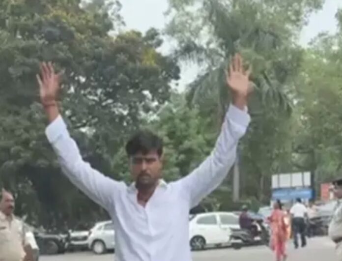 राहुल दुबे आत्मसमर्पण करते हैं