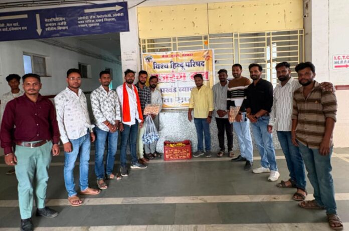मरीजों को फल और बिस्किट देना मरीजों को फल और बिस्किट देना