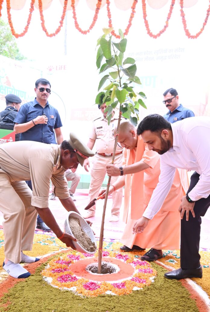 वृक्षारोपण करते हुए मुख्यमंत्री वृक्षारोपण करते हुए मुख्यमंत्री