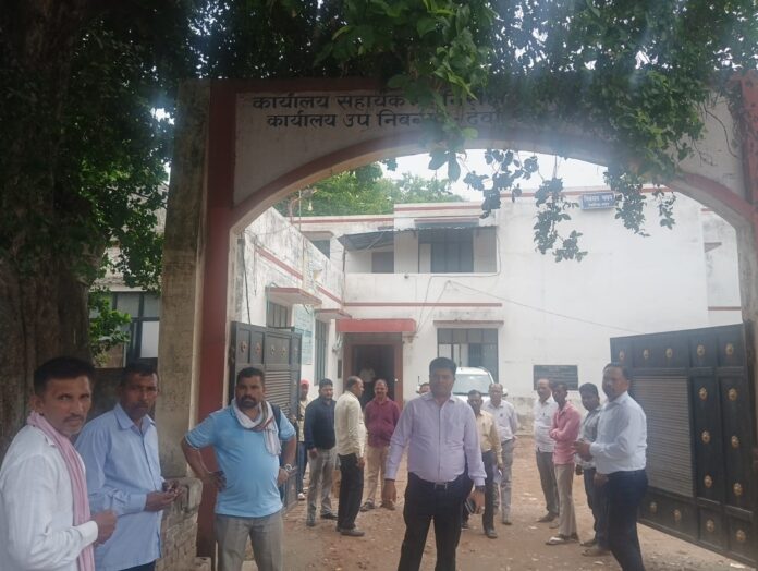 जिलाधिकारी निरीक्षण करते हुए किसानों की समस्याओं का समाधान