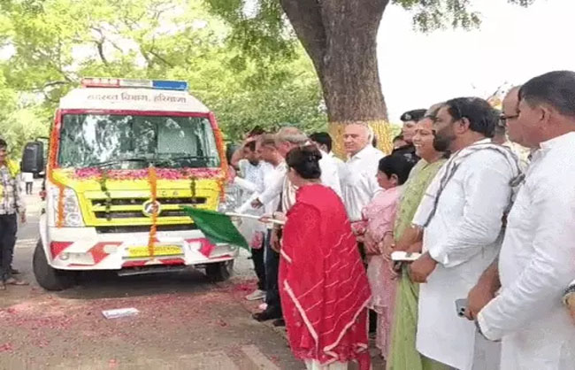स्वास्थ्य मंत्री आरती सिंह राव एंबुलेंस को हरीझंडी दिखाकर रवाना करती हुई स्वास्थ्य मंत्री आरती सिंह राव एंबुलेंस को हरीझंडी दिखाकर रवाना करती हुई