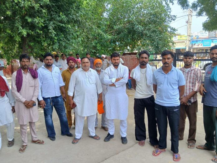 रतिया गांव के लोग अस्पताल में