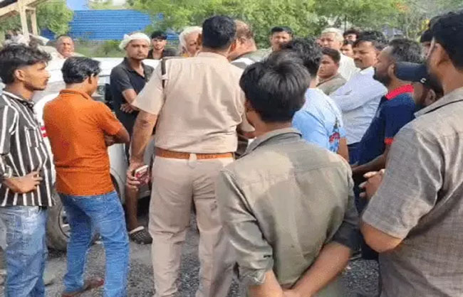 पुलिस अधिकारी लोगों को समझाते हुए पुलिस अधिकारी लोगों को समझाते हुए