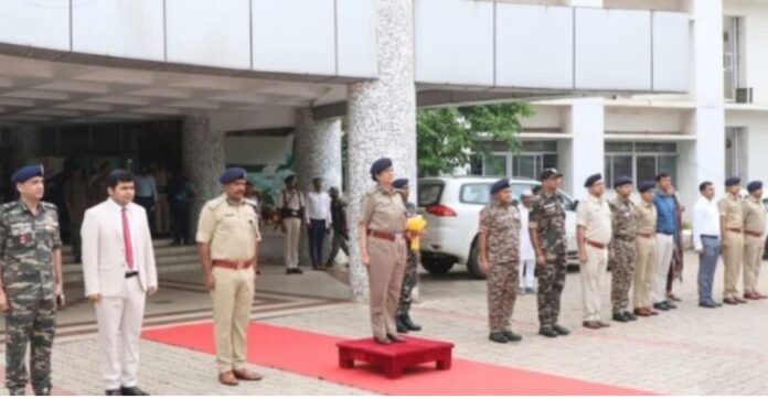 पुलिस अधिकारी दीजीपी को सलामी देते हैं