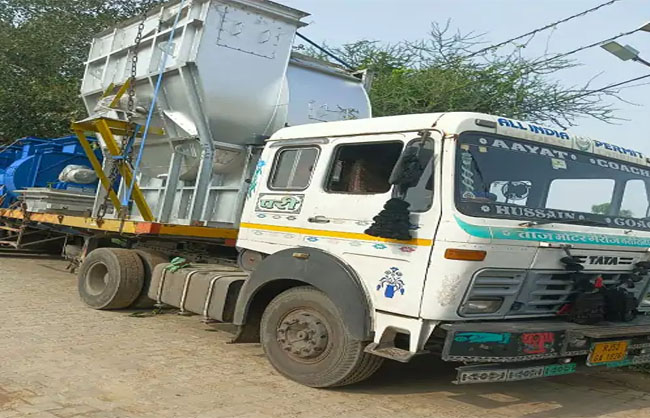 हादसे के बाद खड़ा ट्राला में फंसे लोगों की तस्वीरें हादसे के बाद खड़ा ट्राला में फंसे लोगों की तस्वीरें