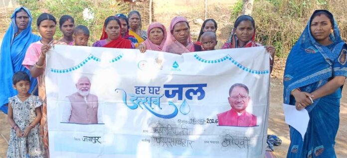 जशपुर के बिरहीपानी के ग्रामीणों की दैनिक जिंदगी जशपुर के बिरहीपानी के ग्रामीणों की दैनिक जिंदगी