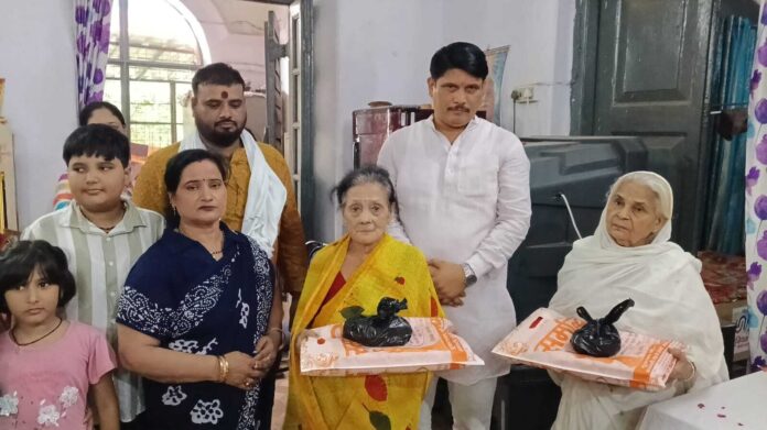बाबा नागनाथ के पुण्यतिथि पर युवा वृद्ध माताओं को फल साड़ी बाबा नागनाथ के पुण्यतिथि पर युवा वृद्ध माताओं को फल साड़ी