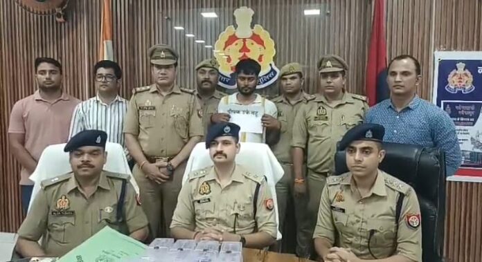 पुलिस अधीक्षक खुलासा करते हुए