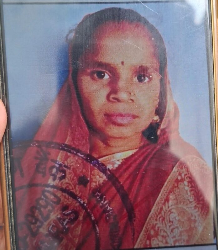 मृतक महिला का शव