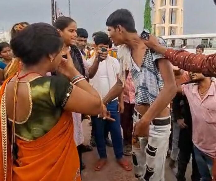लोगों के गिरफ्त में झपटमार गिरफ्तार किए गए लोगों के गिरफ्त में झपटमार गिरफ्तार किए गए