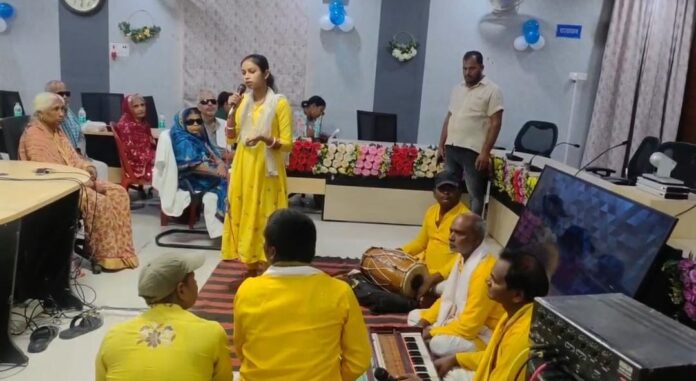 महिला जानकारी देती हैं महिला जानकारी देती हैं