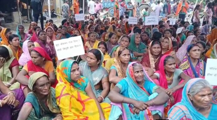 ग्रामीण धरना प्रदर्शन का दृश्य