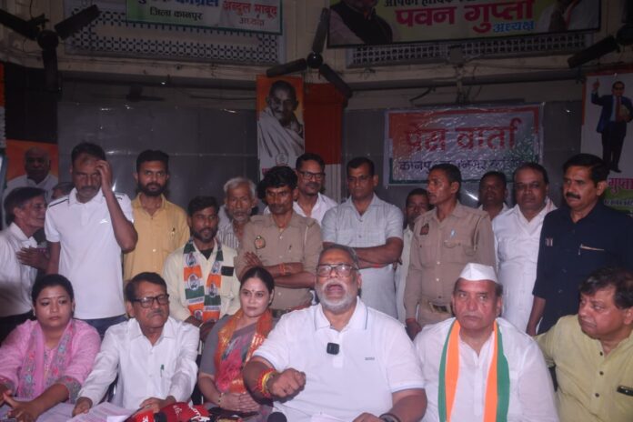 प्रेस वार्ता का एक महत्वपूर्ण छायाचित्र लिया गया प्रेस वार्ता का एक महत्वपूर्ण छायाचित्र लिया गया