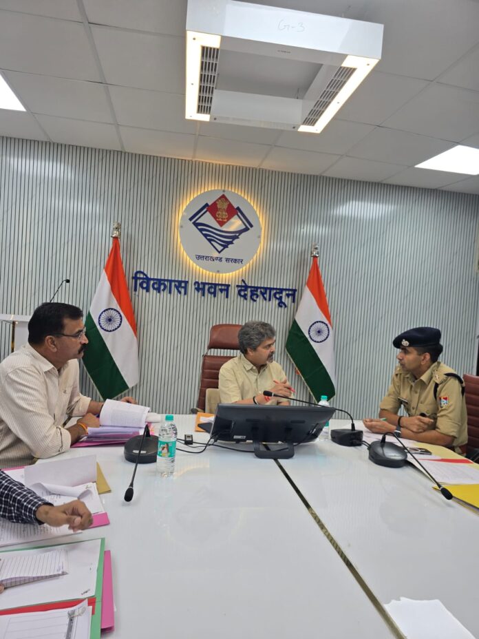 निदेशक निर्देश देते हिंदी समाचार