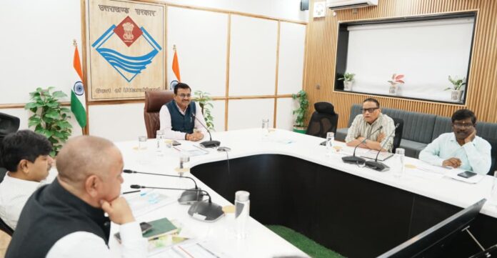 मुख्य सचिव बैठक में अध्यक्षता करते हुए