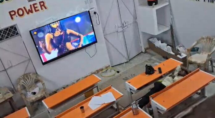एलईडी में बज रहे अश्लील गाने वायरल